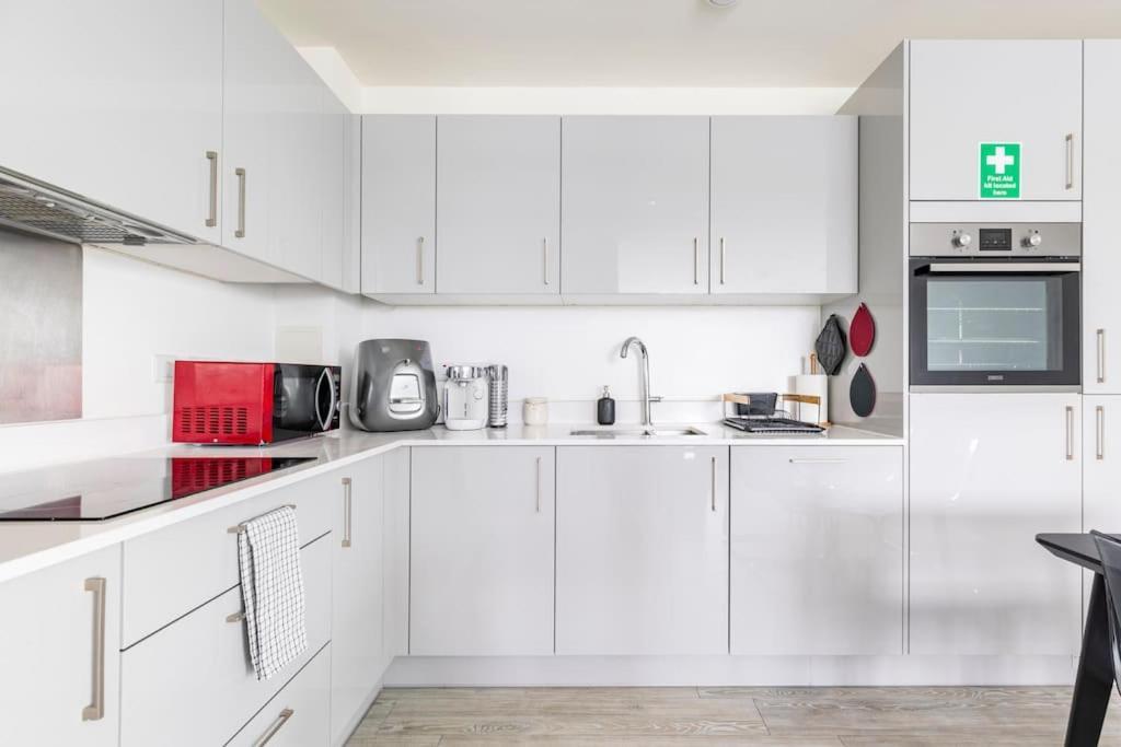 Stylish & Comfortable Top-Floor Flat In Harrow Londres Exterior foto