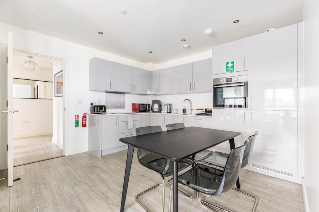 Stylish & Comfortable Top-Floor Flat In Harrow Londres Exterior foto