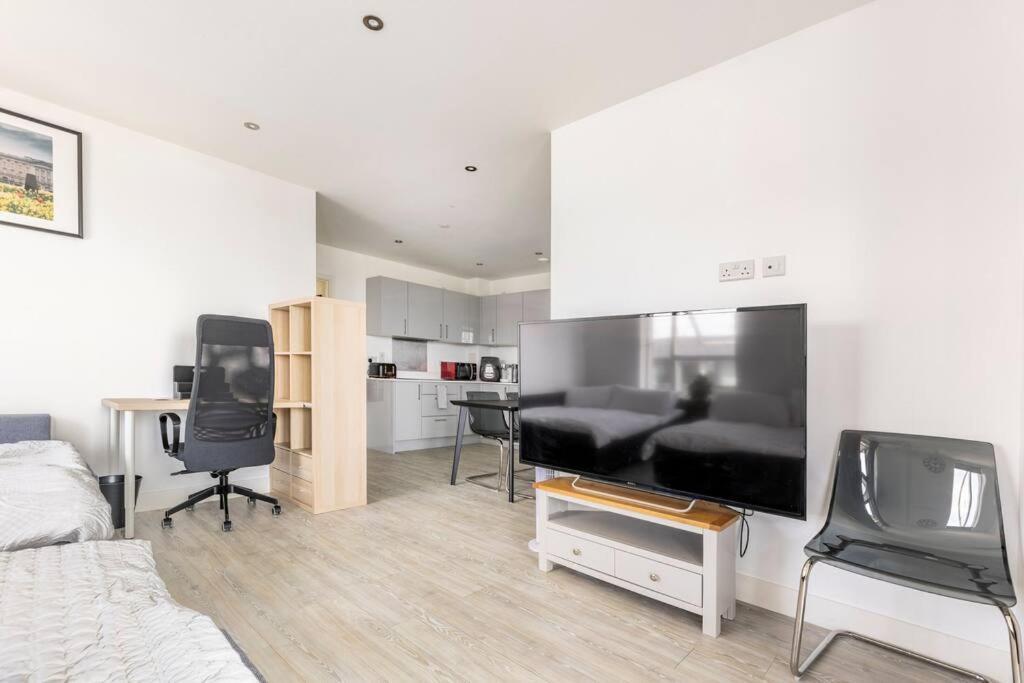 Stylish & Comfortable Top-Floor Flat In Harrow Londres Exterior foto
