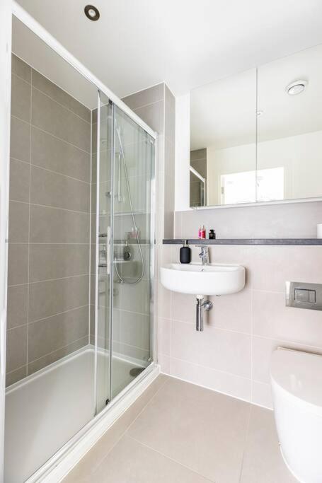 Stylish & Comfortable Top-Floor Flat In Harrow Londres Exterior foto