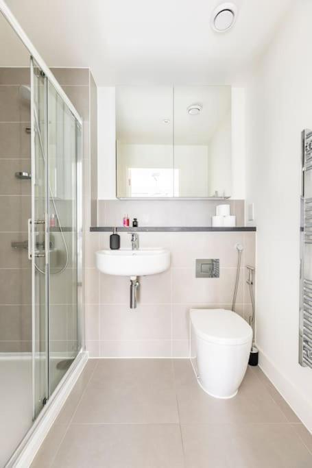 Stylish & Comfortable Top-Floor Flat In Harrow Londres Exterior foto
