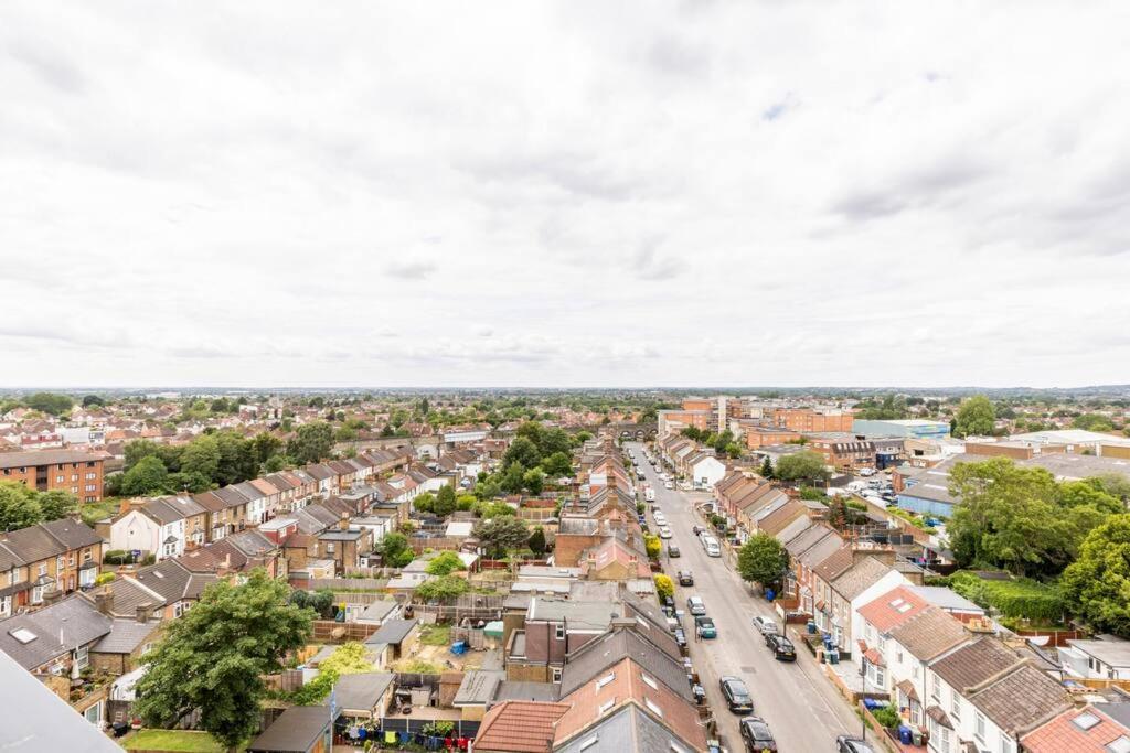 Stylish & Comfortable Top-Floor Flat In Harrow Londres Exterior foto