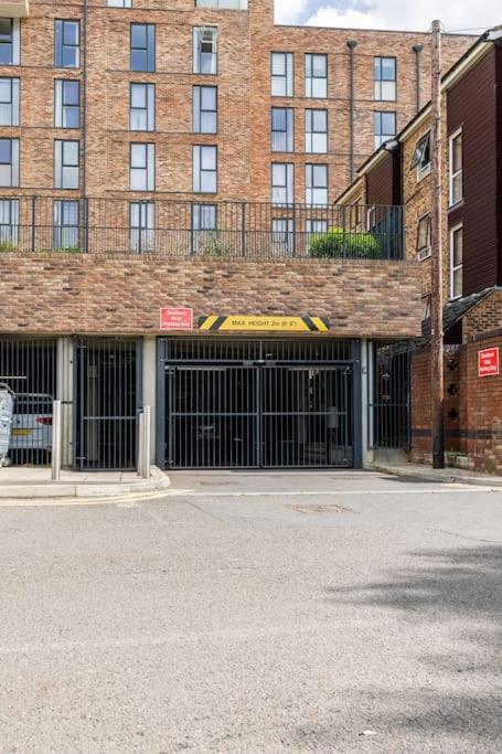 Stylish & Comfortable Top-Floor Flat In Harrow Londres Exterior foto
