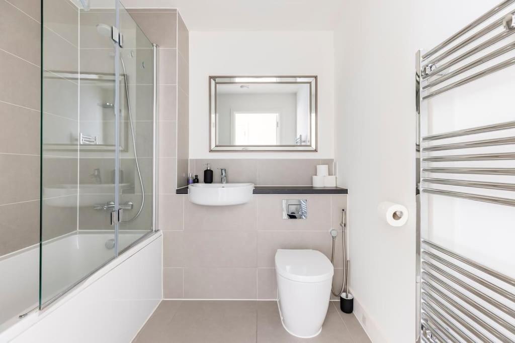 Stylish & Comfortable Top-Floor Flat In Harrow Londres Exterior foto