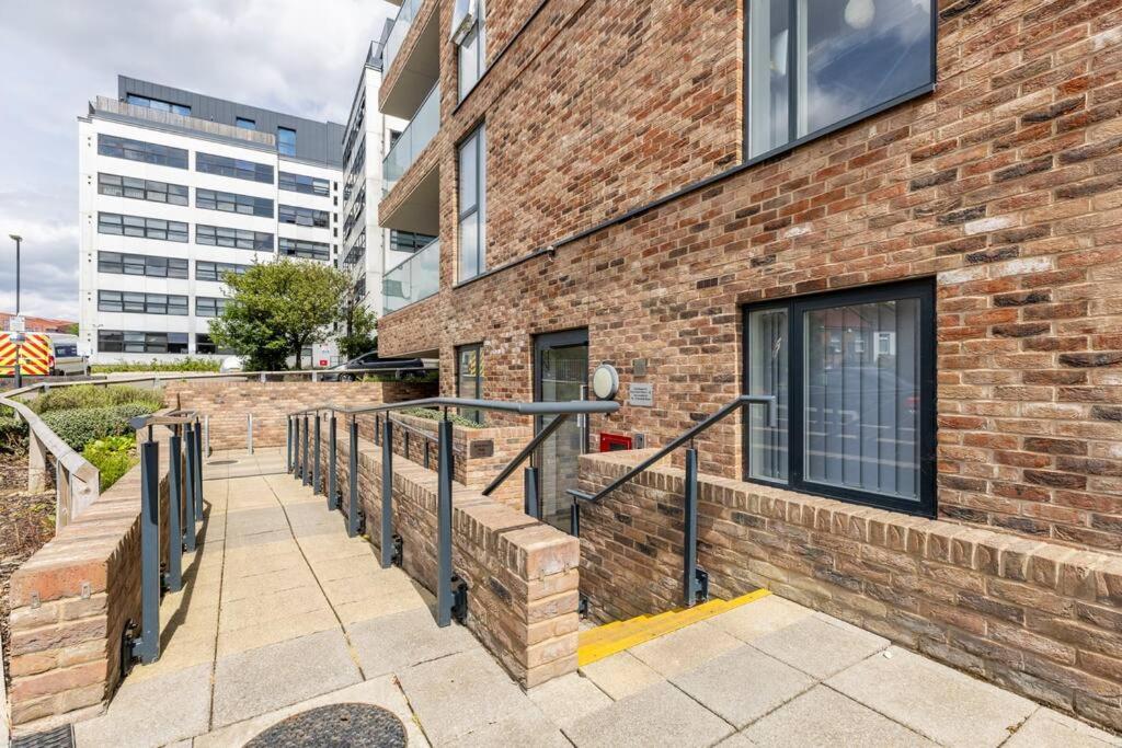 Stylish & Comfortable Top-Floor Flat In Harrow Londres Exterior foto
